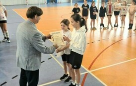 Lena Boboń, Lena Irek odbierają dyplomy z rąk dyrektora szkoły