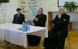 Dyrektor dr Dariusz Kubalski, ks. biskup Krzysztof Nitkiewicz oraz ks. proboszcz Szczepan Janas