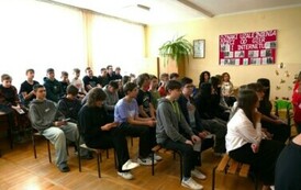 Uczniowie uczestniczący w spotkaniu z biskupem