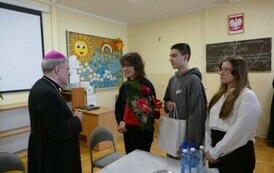 Ks. biskup Krzysztof Nitkiewicz oraz uczniowie klasy &oacute;smej