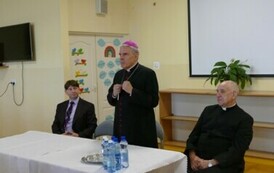Dyrektor dr Dariusz Kubalski, ks. biskup Krzysztof Nitkiewicz oraz ks. proboszcz Szczepan Janas
