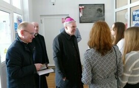 Ksiądz biskup Krzysztof Nitkiewicz oraz delegacja Publicznej Szkoły Podstawowej nr 2 im. Ignacego Jana Paderewskiego w Staszowie