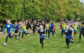 Dziewczęta z klas czwartych podczas rywalizacji sportowej