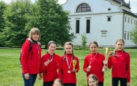 Drużyna dziewcząt młodszych z nauczycielem