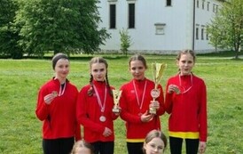 Drużyna dziewcząt młodszych z nagrodami