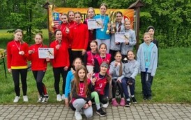 Drużyna dziewcząt na podium