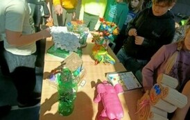 Uczniowie podziwiają zabawki z recyklingu