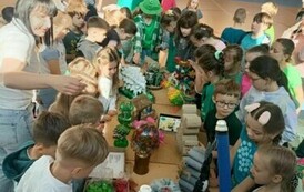 Uczniowie podziwiają zabawki z recyklingu