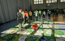 Uczniowie podczas gry przygotowanej przez ZGOK