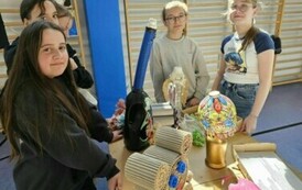 Uczniowie podziwiają zabawki z recyklingu