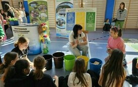 Uczniowie segregują śmieci