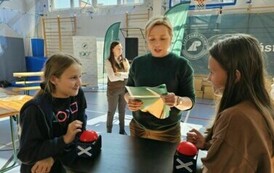 Uczennice podczas zabawy dydaktycznej o lesie