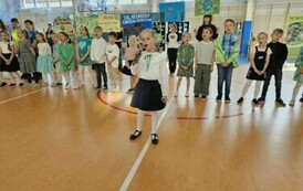 Uczniowie klasy I b wykonują piosenkę Ziemia wyspa zielona