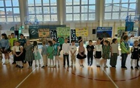 Klasa I b na tle transparent&oacute;w
