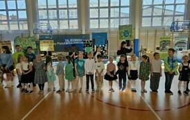 Uczniowie klasy pierwszej podziwiają transparenty