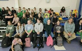 Uczniowie klas starszych i młodszych na widowni