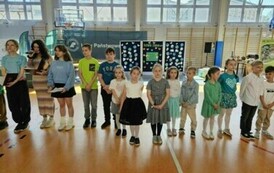 Uczniowie klas VII i klasy I b podczas występu