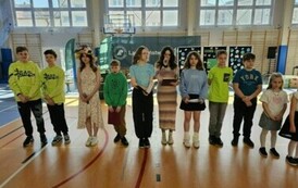 Uczniowie podczas występu na hali sportowej
