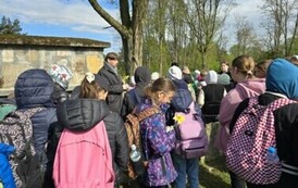Uczniowie słuchający wykładu koordynatora projektu Szkoła Dialogu