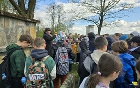 Uczniowie słuchający wykładu dr. Dariusza Kubalskiego