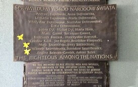 Tablica poświęcona Sprawiedliwym wśr&oacute;d Narod&oacute;w Świata