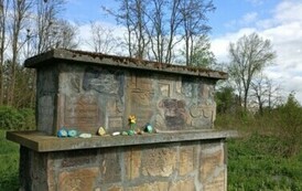 Pomnik Pamięci Ofiar Holocaustu na cmentarzu żydowskim w Staszowie