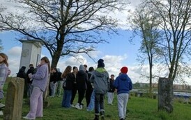 Uczniowie klas młodszych pośr&oacute;d macew