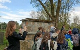 Uczniowie i nauczyciele biorący udział w akcji społeczno-edukacyjnej ŻONKILE 2024