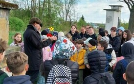 Dyrektor Kubalski w otoczeniu uczni&oacute;w