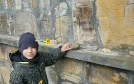 Uczeń klasy 4 przy pomniku upamiętniającym rocznicę zagłady gminy żydowskiej w Staszowie