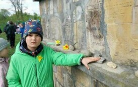 Uczeń klasy 4 przy pomniku upamiętniającym rocznicę zagłady gminy żydowskiej w Staszowie