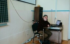 Nauczyciel plastyki wyjaśnia spos&oacute;b malowania żonkili na kamieniach