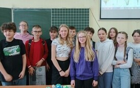 Uczniowie klasy 6 d, kt&oacute;rzy malowali żonkile na kamieniach
