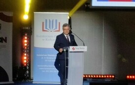 Wojewoda świętokrzyski J&oacute;zef Bryk przemawia podczas uroczystości