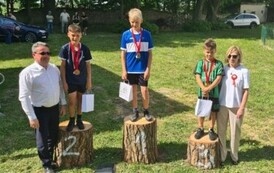 Mikołaj na podium z medalem