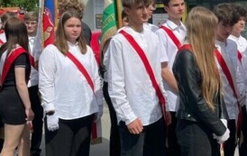 Młodzież PSP nr 2 w Staszowie reprezentująca szkołę w pocztach sztandarowych