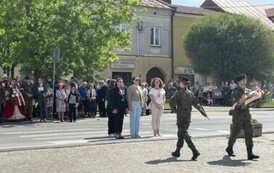 Nauczyciele PSP nr 2 w Staszowie składają kwiaty przed pomnikiem Tadeusza Kościuszki