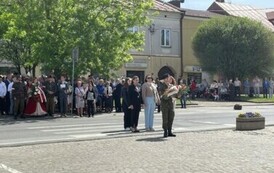 Delegacje szk&oacute;ł i zakład&oacute;w pracy składają kwiaty przed pomnikiem Tadeusza Kościuszki
