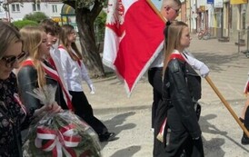 Młodzież PSP nr 2 w Staszowie reprezentująca szkołę w pocztach sztandarowych