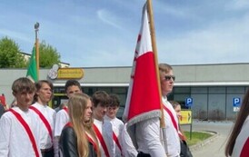 Wspaniała młodzież, kt&oacute;ra poświęciła dzień wolny od zajęć dydaktycznych, żeby uczestniczyć w obchodach Święta Narodowego Trzeciego Maja