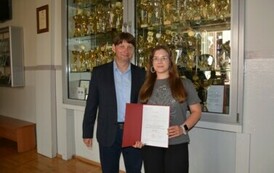 Lena Kałuża &ndash; finalistka konkursu z języka niemieckiego z Dyrektorem Szkoły