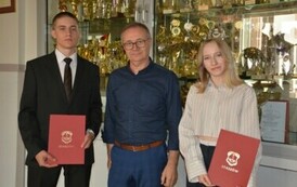 Finaliści konkursu z chemii  Maciej Kr&oacute;likowski i Emilia Adamus z opiekunem &ndash; panem Zdzisławem Pizurem