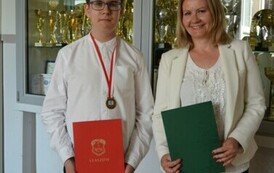 Wojciech Glica &ndash; laureat konkursu z języka angielskiego z opiekunem- panią Justyną Szczepańską