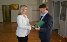 Dyrektor Szkoły wręcza pani Justynie Szczepańskiej podziękowanie za przygotowanie laureata konkursu z języka angielskiego