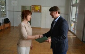 Dyrektor Szkoły wręcza pani Annie Kuczyńskiej podziękowanie za przygotowanie laureatki konkursu z biologii