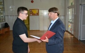 Dyrektor Szkoły wręcza Janowi W&oacute;jcikowskiemu zaświadczenie o uzyskaniu tytułu finalisty konkursu z języka angielskiego