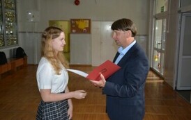 Dyrektor Szkoły wręcza Annie Mazance zaświadczenie o uzyskaniu tytułu finalistki konkursu z języka angielskiego