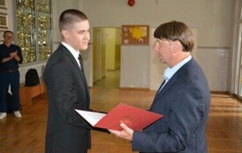 Dyrektor Szkoły wręcza Maciejowi Kr&oacute;likowskiemu zaświadczenie o uzyskaniu tytułu finalisty konkursu z chemii