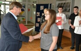 Dyrektor Szkoły wręcza Lenie Kałuży zaświadczenie o uzyskaniu tytułu finalistki konkursu z języka niemieckiego