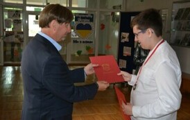 Dyrektor Szkoły wręcza Wojciechowi Glicy  zaświadczenie o uzyskaniu tytułu finalisty konkursu z języka polskiego